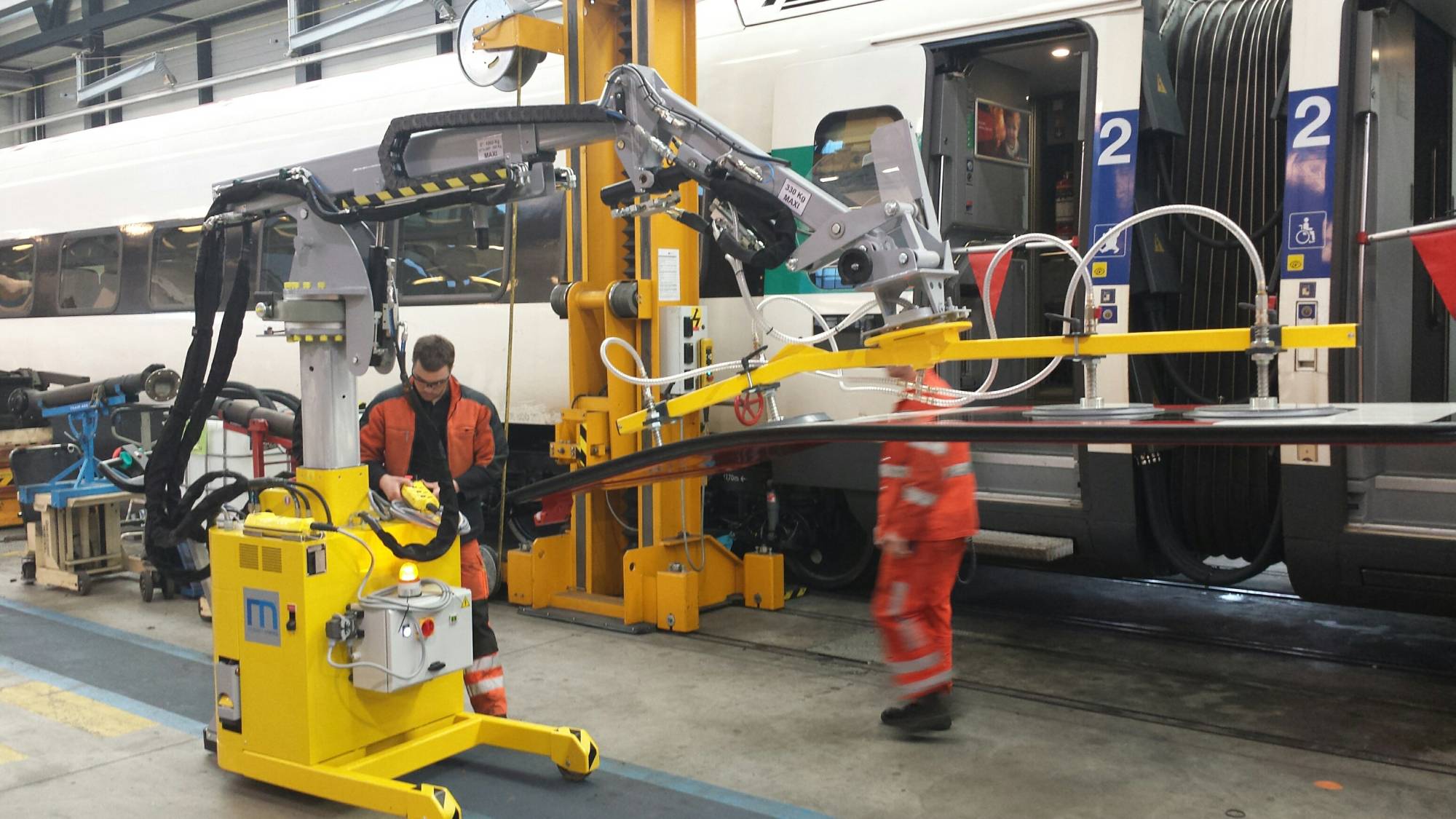 grue avec palonnier à ventouses pour maintenance ferroviaire