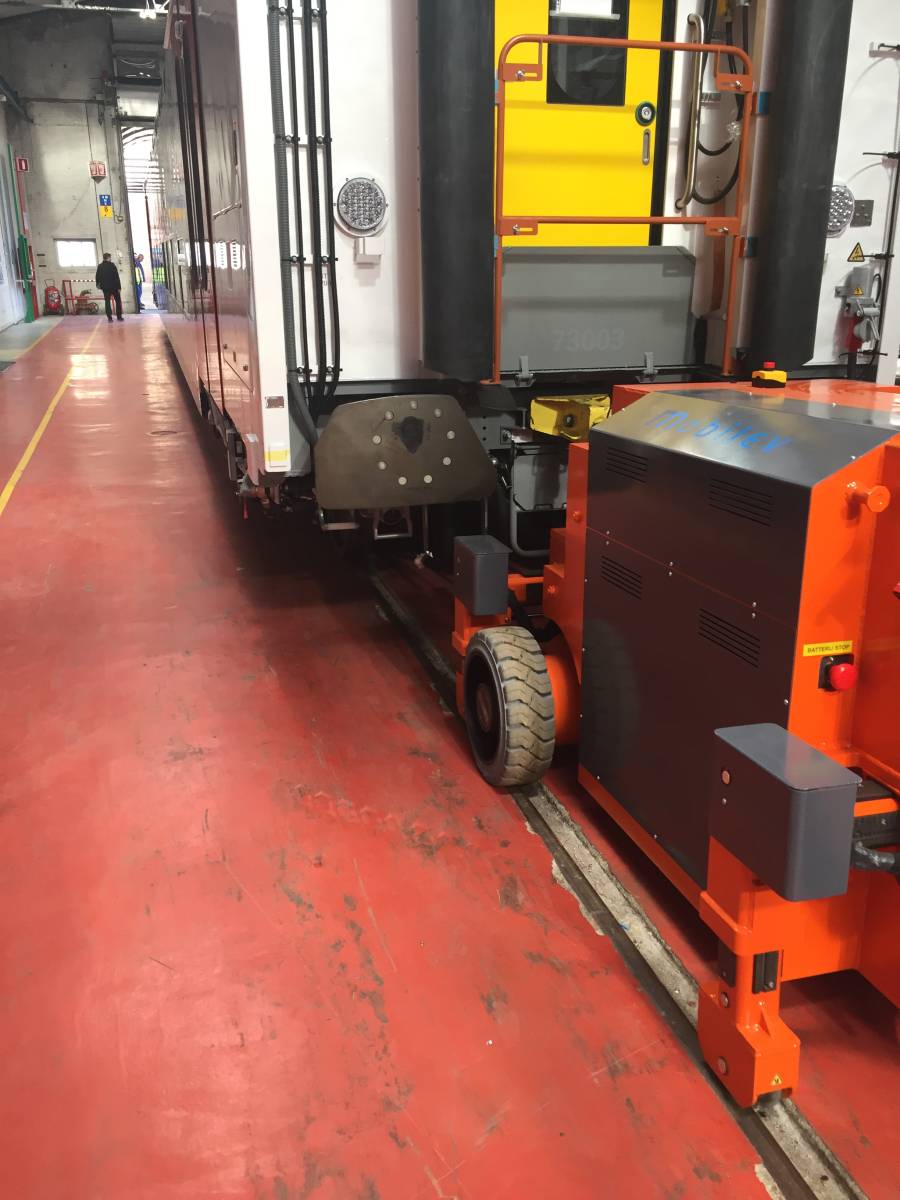 Tracteur pousseur électrique pour le ferroviaire