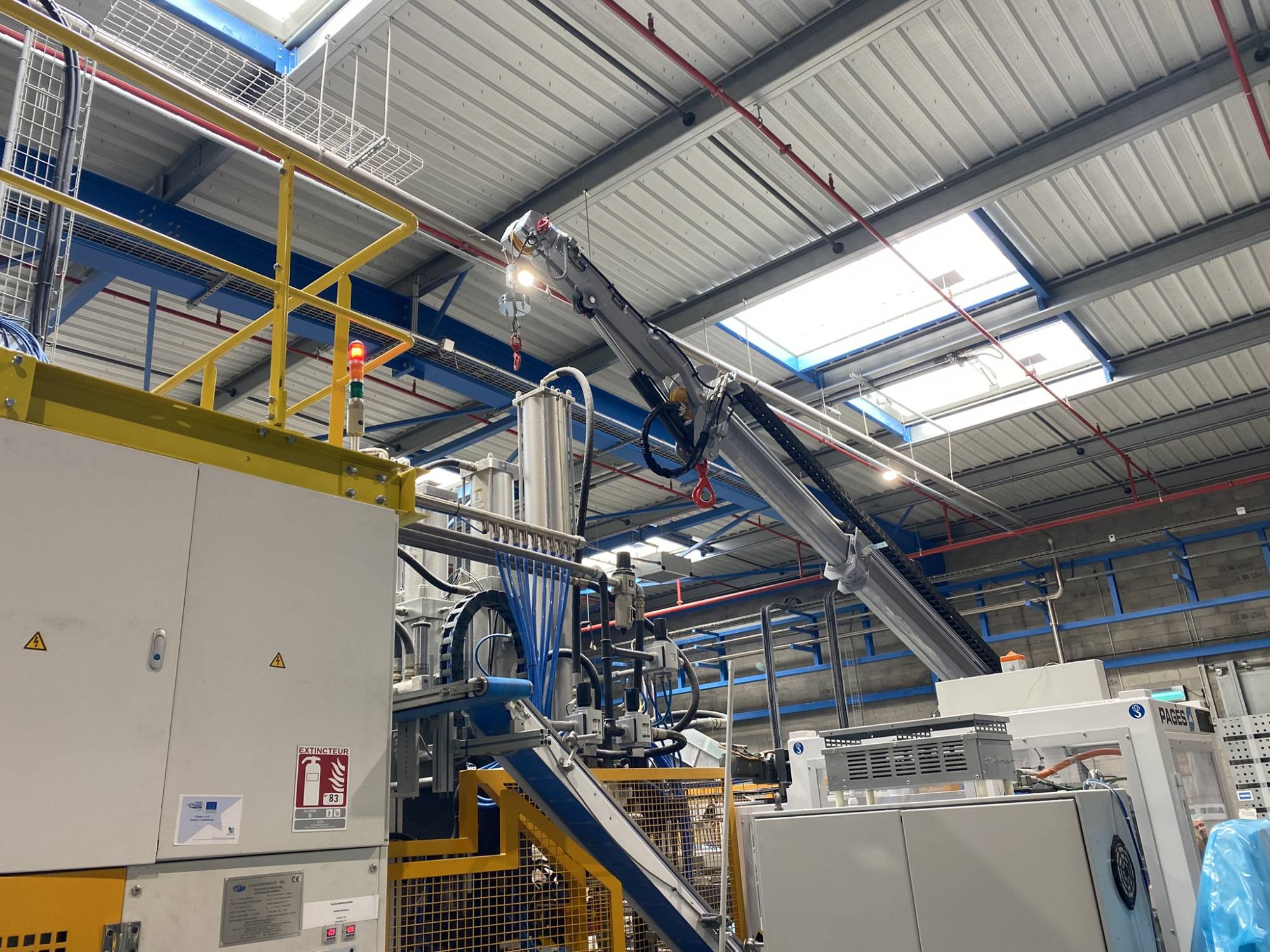 grue d'atelier électrique avec grande flèche