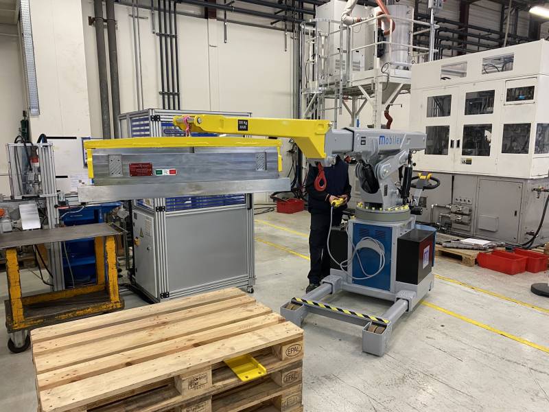 Entreprise de location d'une grue électrique d'atelier 18° à empattement variable: 20MT 3x1 (2160 KG MAXI)