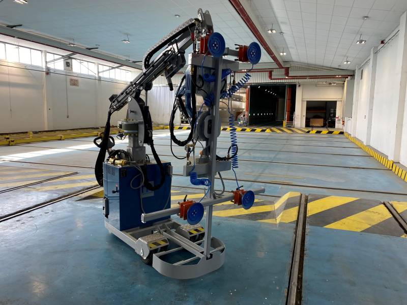 grue d'atelier Mobilev avec palonnier à ventouses au technicentre